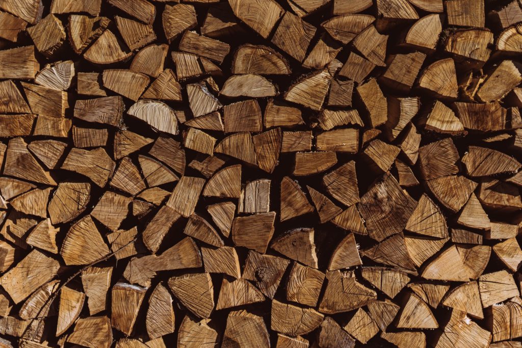 Hur torr ska ved vara? Därför är fukthalten så viktig för en bra brasa